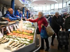 Ropa naftowa spada 4% w obliczu delikatnych sygnałów dyplomatycznych
