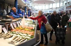 Ropa naftowa spada 4% w obliczu delikatnych sygnałów dyplomatycznych