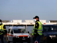 Włoska policja ostrzega, że gady są wykorzystywane przez oszustów jako broń po wężach znalezionych za fałszywą ścianą