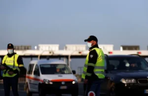 Włoska policja ostrzega, że gady są wykorzystywane przez oszustów jako broń po wężach znalezionych za fałszywą ścianą