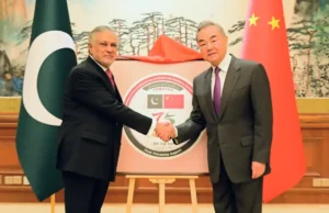 Chiny twierdzą, że rozmowy amerykańsko-irańskie pomogłyby przywrócić tranzyt przez Ormuz i wspierają Pakistan jako mediatora