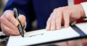 Podpis Trumpa pojawi się na amerykańskiej walucie, kończąc 165-letnią tradycję