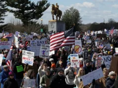 Złość z powodu wojny w Iranie dodaje oliwy do ognia wiecom przeciwko Trumpowi w USA