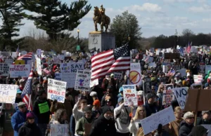 Złość z powodu wojny w Iranie dodaje oliwy do ognia wiecom przeciwko Trumpowi w USA