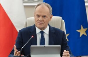 Polski premier oskarża opozycję o „destabilizację” kraju fałszywymi twierdzeniami o niedoborach paliwa w obliczu wojny w Iranie