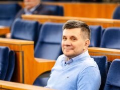 Polska opozycyjna partia PiS wydala senatora za krytykę zwrotu „nacjonalistycznego”.