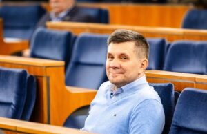 Polska opozycyjna partia PiS wydala senatora za krytykę zwrotu „nacjonalistycznego”.