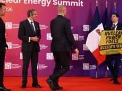 Aktywiści Greenpeace szturmują scenę francuskiego szczytu nuklearnego – Świat