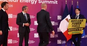 Aktywiści Greenpeace szturmują scenę francuskiego szczytu nuklearnego – Świat