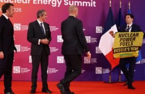 Aktywiści Greenpeace szturmują scenę francuskiego szczytu nuklearnego – Świat