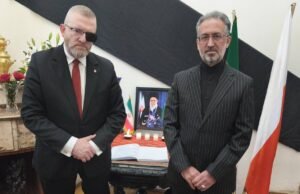 Polski przywódca skrajnej prawicy Braun odwiedza ambasadę Iranu, aby podpisać księgę kondolencyjną dla Chameneiego