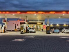 Niemcy masowo przybywają do Polski, aby kupić tańsze paliwo, co budzi obawy lokalnych niedoborów