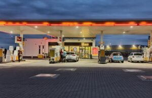 Niemcy masowo przybywają do Polski, aby kupić tańsze paliwo, co budzi obawy lokalnych niedoborów